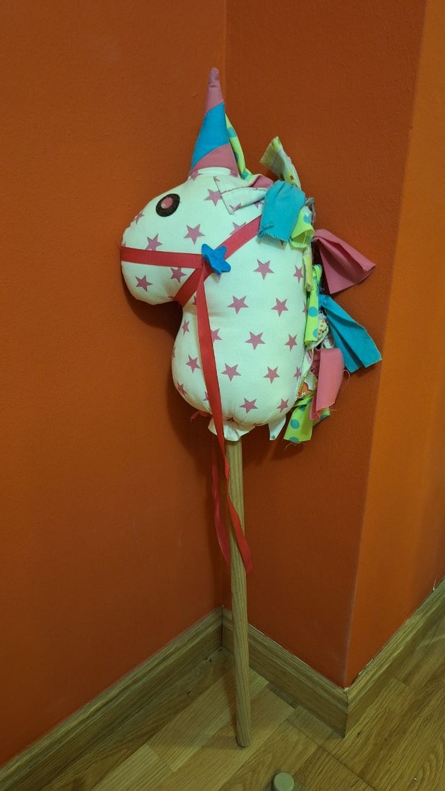 Caballito de palo unicornio