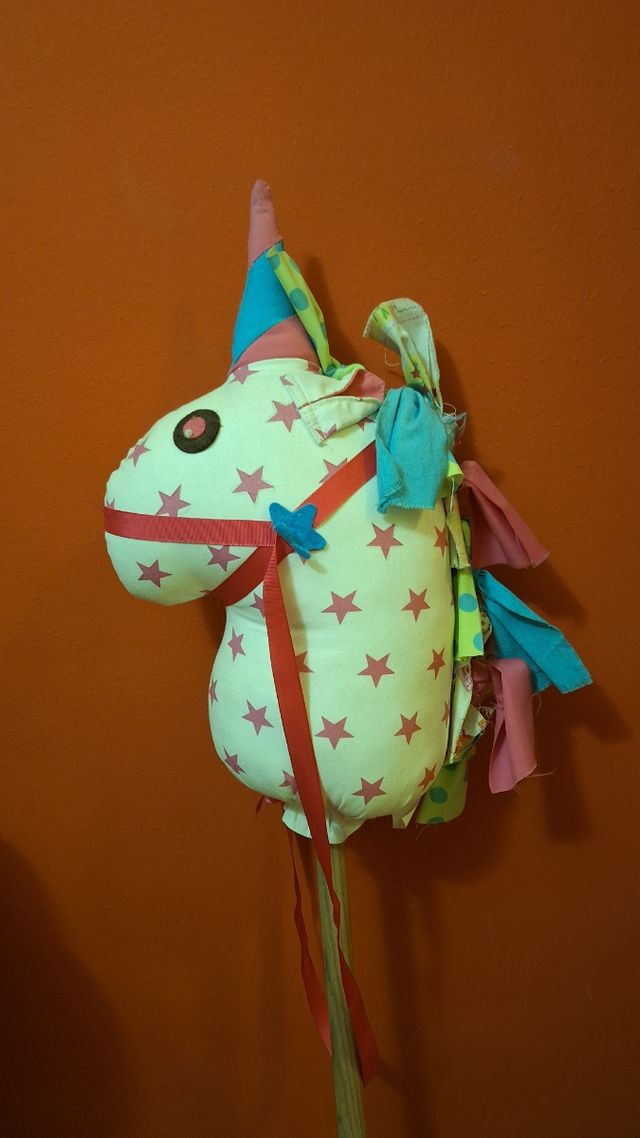 Caballito de palo unicornio