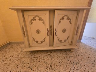 Mueble de entrada beige con detalles dorados