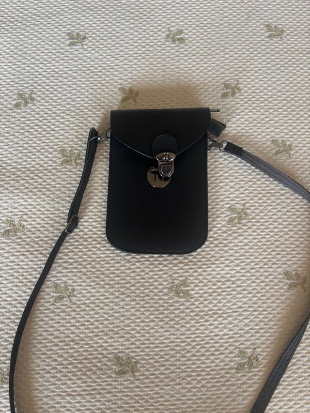 Bolsito negro para móvil etc.