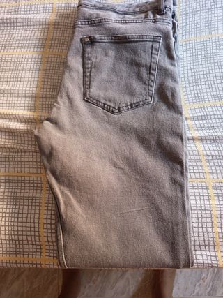 Pantalón vaquero hombre gris