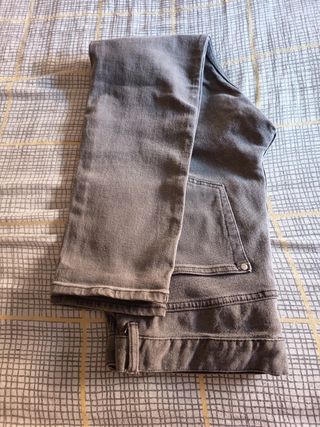 Pantalón vaquero hombre gris