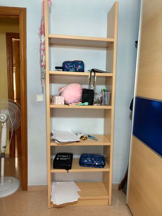 Estantería de madera beige