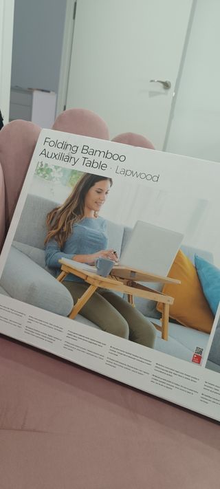 Mesa auxiliar de bambú y madera