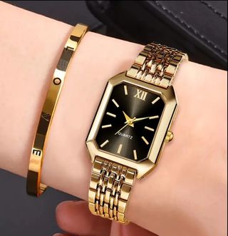 Reloj de pulsera dorado y negro