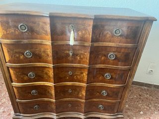 Cómoda antigua de madera