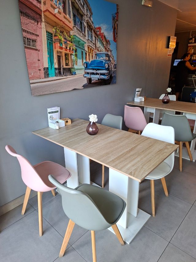 7 Mesa y 14 Sillas Comedor NO SE VENDE POR SEPARAD