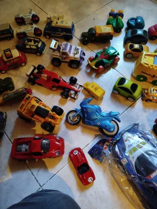 Caja de coches de juguete variados