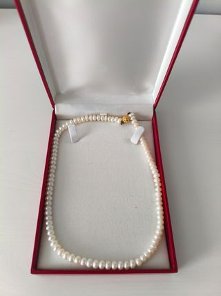 Collar de perlas dorado y rojo