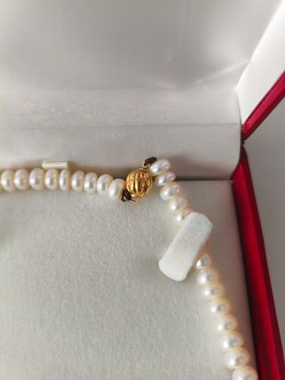 Collar de perlas dorado y rojo