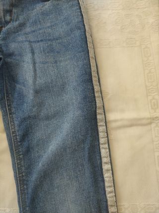 Pantalón vaquero niña con detalle lateral 
