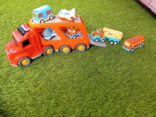 Camión transportador con 6 coches