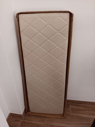 Cabecero de cama beige acolchado