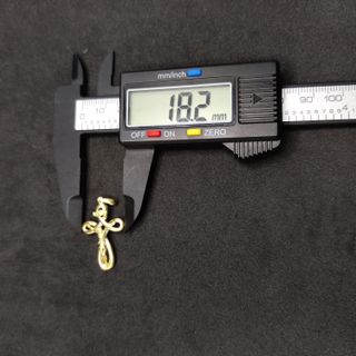 Colgante Cruz de oro de 18k, 2.49 g.
