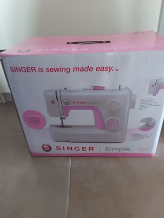Máquina de coser Singer Simple rosa y blanca