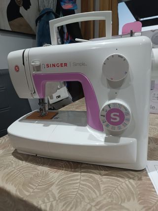 Máquina de coser Singer Simple rosa y blanca