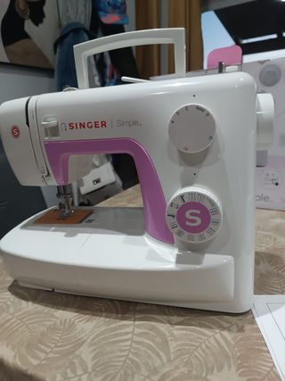 Máquina de coser Singer Simple rosa y blanca