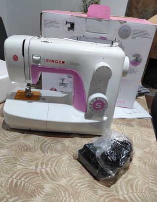 Máquina de coser Singer Simple rosa y blanca