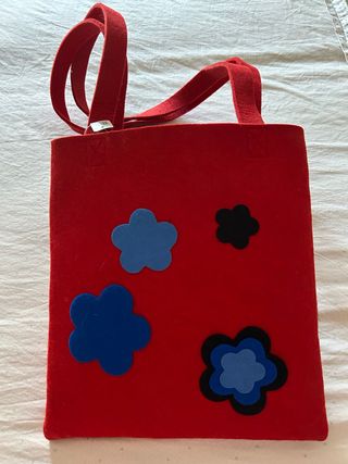 Borsa in feltro rossa con fiori blu