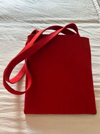 Borsa in feltro rossa con fiori blu