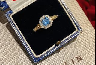 Anillo de  piedra azul y diamantes