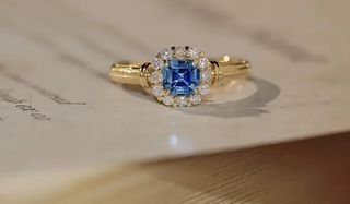 Anillo de  piedra azul y diamantes
