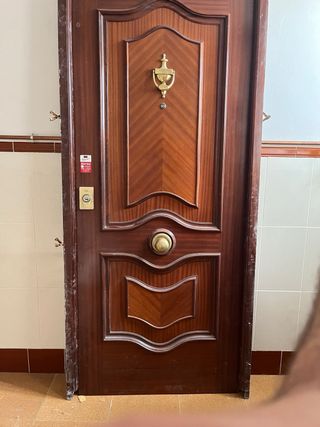 Puerta entrada interior.