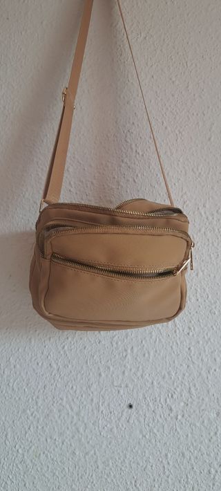 Bolso bandolera beige con detalles dorados