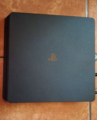 PS4 (PlayStation 4) Negra, con mando.
