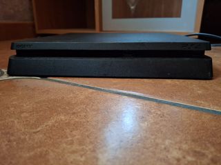 PS4 (PlayStation 4) Negra, con mando.
