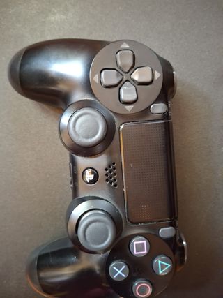 PS4 (PlayStation 4) Negra, con mando.
