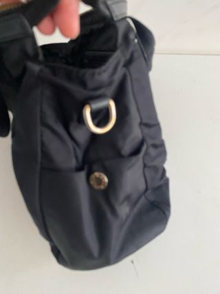 Bolso negro con detalle dorado