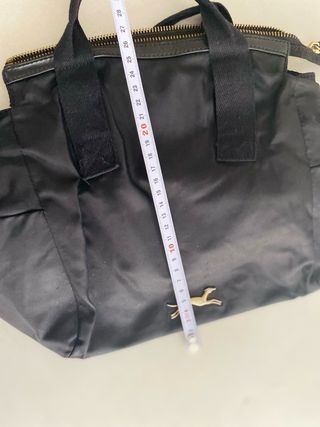 Bolso negro con detalle dorado