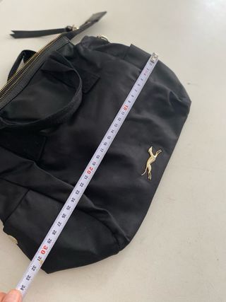 Bolso negro con detalle dorado