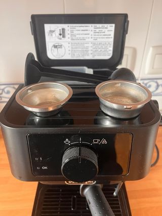 Cafetera Espresso DeLonghi Negra