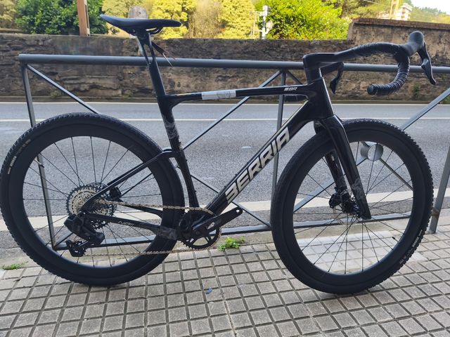 Bicicleta Gravel BERRIA NAII Negra