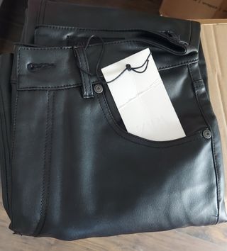 Pantalón efecto piel tiro alto bootcut y crooped