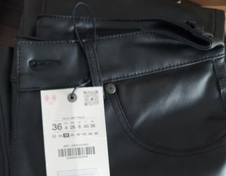Pantalón efecto piel tiro alto bootcut y crooped