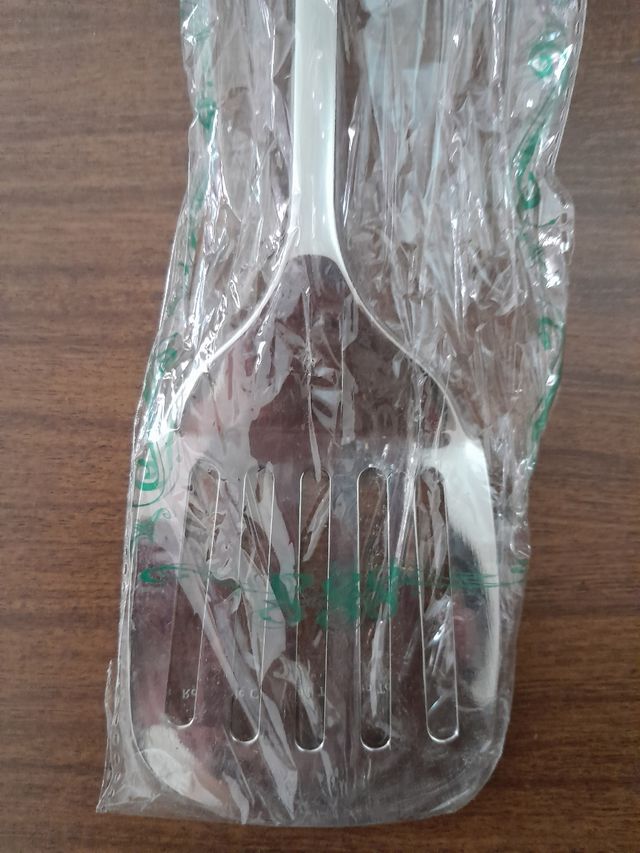 Mestolo in metallo con manico in legno