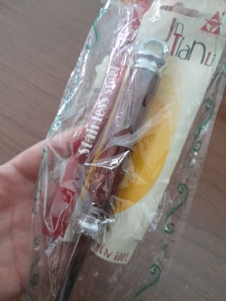 Mestolo in metallo con manico in legno