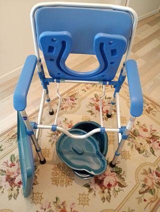 Cadeira de banho azul e prateada