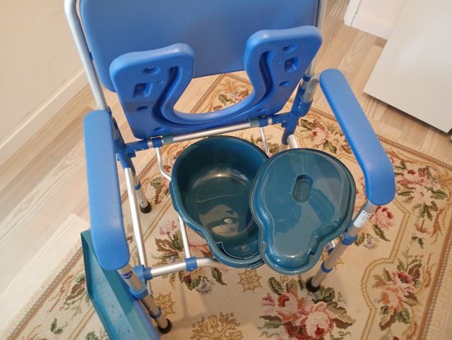 Cadeira de banho azul e prateada