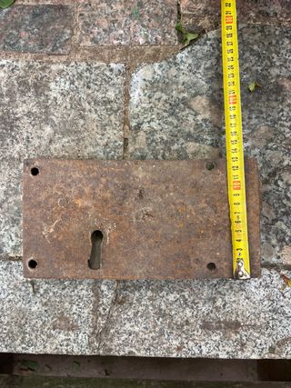 Cerradura antigua de metal oxidado