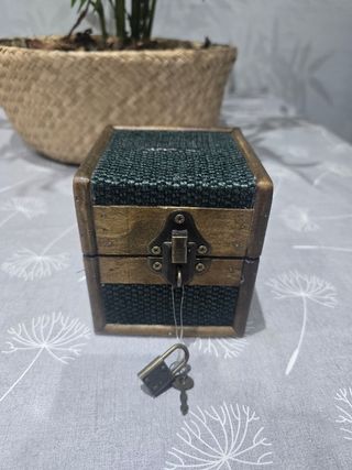 Caja/hucha de madera con cerradura y llave