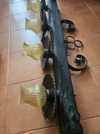 Lámpara de madera y metal con 4 luces