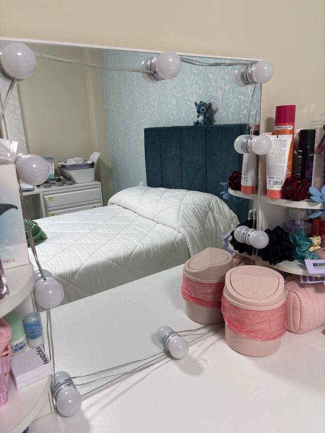 Tocador de maquillaje blanco