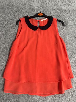 Camiseta naranja con cuello negro