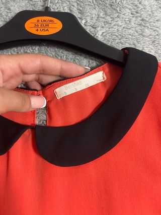 Camiseta naranja con cuello negro