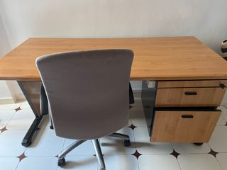 Mesa de despacho madera y sillón de regalo