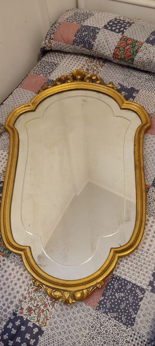 Espejo antiguo dorado con marco tallado